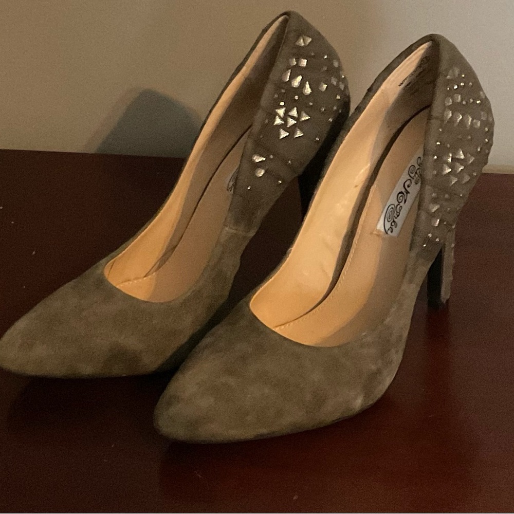 size 7.5/8.      Grey with silver embellishments.